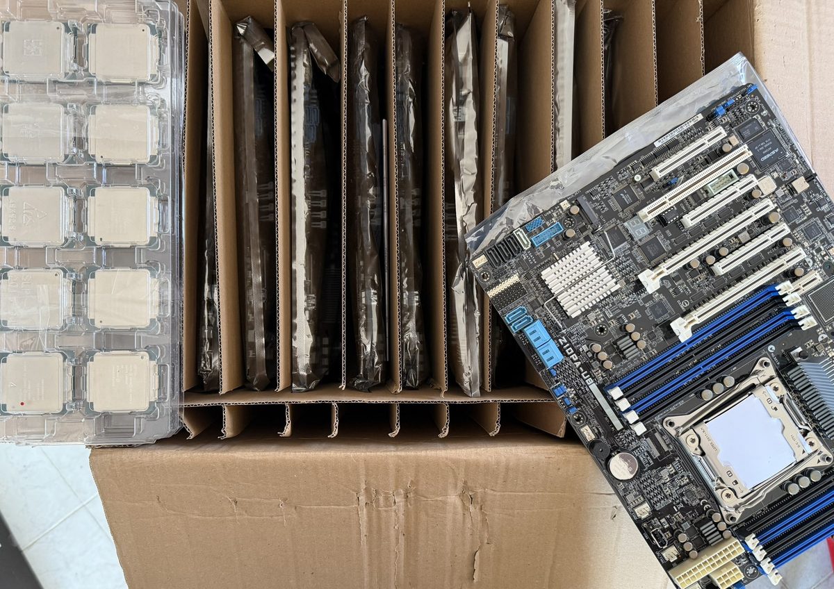 Deset identických základních desek a procesorů ASUS server
